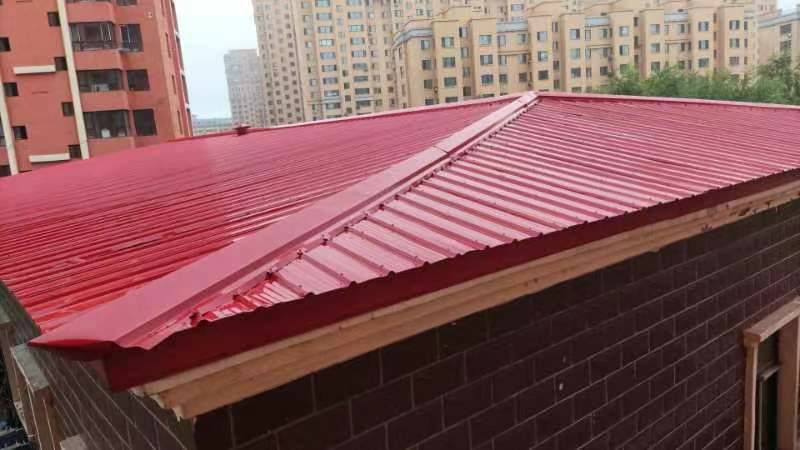 拆除违章建筑,而距离我家窗前1米多的二层商服的楼顶盖了一个彩钢房盖